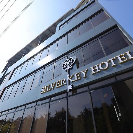 Silverkey Hotel Yelahanka Bangalore Esterno foto